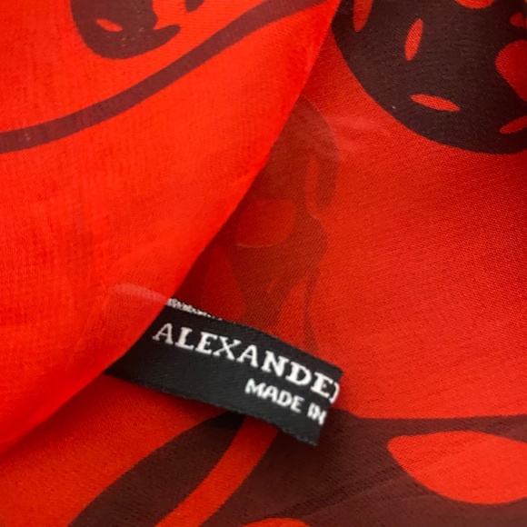 Authentic Alexander McQueen skull silk scarf in red/black - Picture 2 of 4
